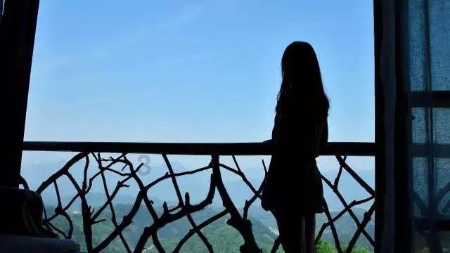 马步芳携巨款逃往沙特，娶侄女未遂在阳台互骂，引当地800人围观
